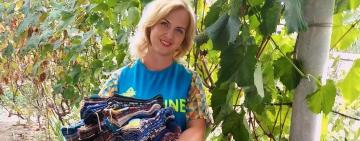 Вдягає вже другу роту: жителька Вилкове в’яже носки для захисників на передову