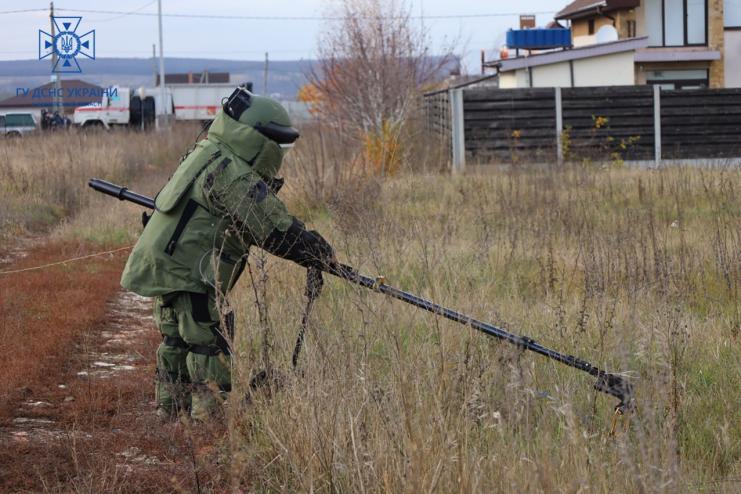 14 тисяч гектарів української землі очищені від російських снарядів та мін поліцейськими вибухотехніками, - Нацполіція