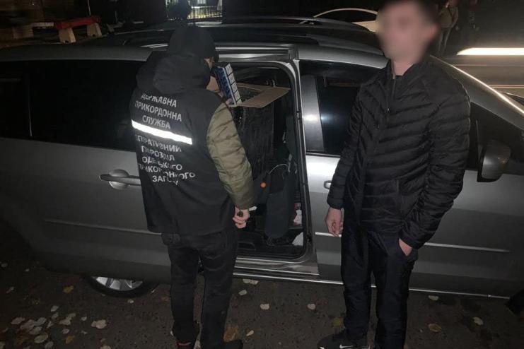 На Одещині прикордонники затримали автівку нашпиговану безакцизними сигаретами