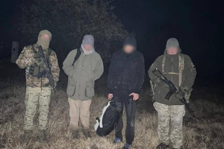 БІЛЯ КОРДОНУ З МОЛДОВОЮ ПРИКОРДОННИКИ ЗАТРИМАЛИ ДВОХ «СПРИНТЕРІВ» 