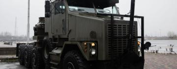 Порошенко передасть ЗСУ найбільший у світі тягач Oshkosh