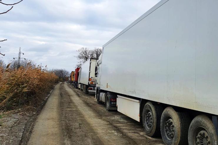 Сотні фур скупчилися на березі Дунаю: румунська сторона каже, що не працює пункт пропуску «Орлівка»