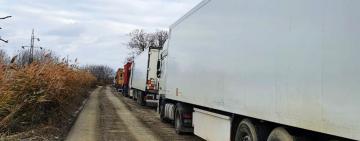 Сотні фур скупчилися на березі Дунаю: румунська сторона каже, що не працює пункт пропуску «Орлівка»