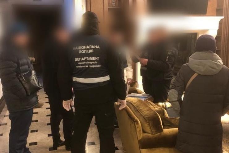 Катували людей та відбирали бізнес: поліцейські провели міждержавну спецоперацію для викриття організованого злочинного угруповання