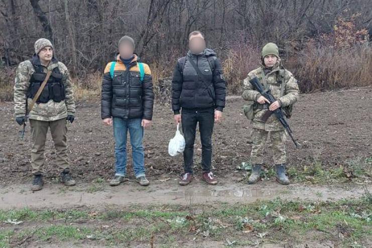 Троє чоловіків намагались потрапити до Молдови поза пунктами пропуску 