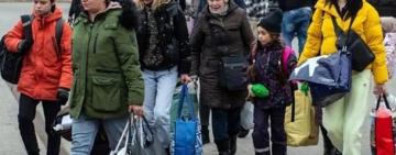 Майже 8 млн українців виїхали за кордон через напад Росії на Україну