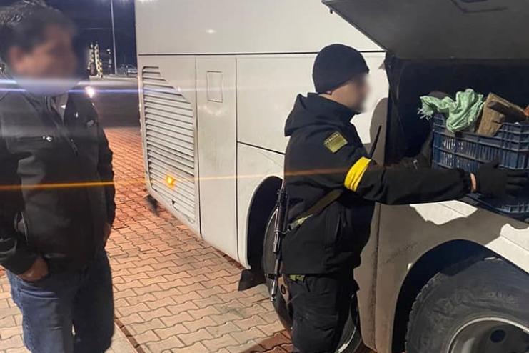На Одещині водій автобуса хотів незаконно перевезти 20 кг бурштину
