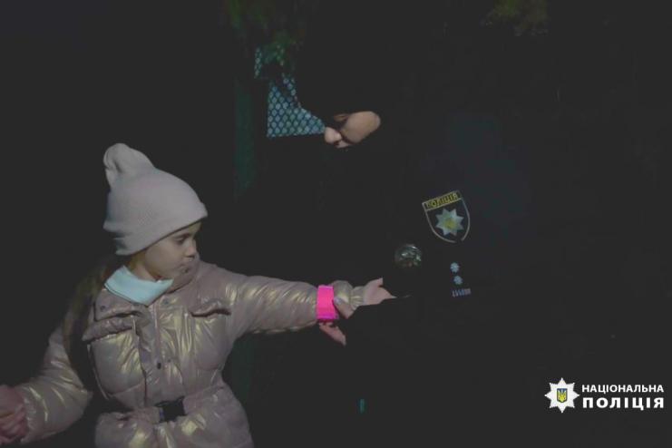  «Познач себе у темряві»: поліція Болградщини проводить акцію з найменшими жителями району та їхніми батьками