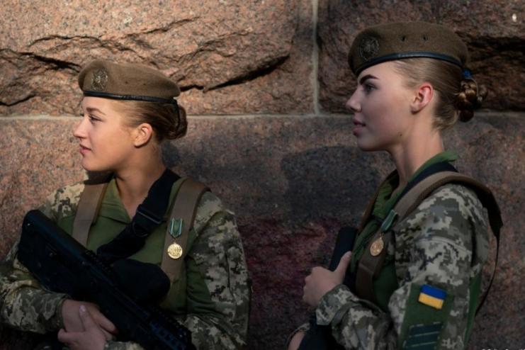 Перші партії нової жіночої військової форми вже надійшли на тестування, – Резніков