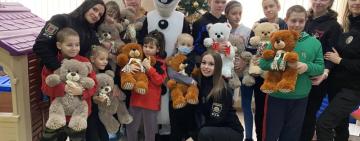 Одеські ювенальні поліцейські влаштували свято для пацієнтів обласної дитячої клінічної лікарні, що борються з онкологією