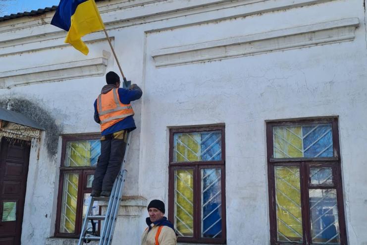 Тепер ще гарніше: на будівлю волонтерського центру в Кілії повернули вкрадений прапор України