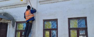 Тепер ще гарніше: на будівлю волонтерського центру в Кілії повернули вкрадений прапор України