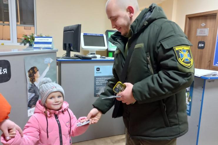 "Вдягніть світловідбивач, вбережіть себе та своїх близьких!": у Білгороді-Дністровському роздали понад 1000 флікерів