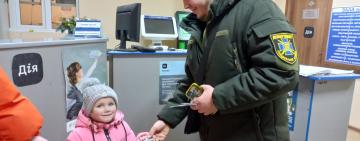 "Вдягніть світловідбивач, вбережіть себе та своїх близьких!": у Білгороді-Дністровському роздали понад 1000 флікерів