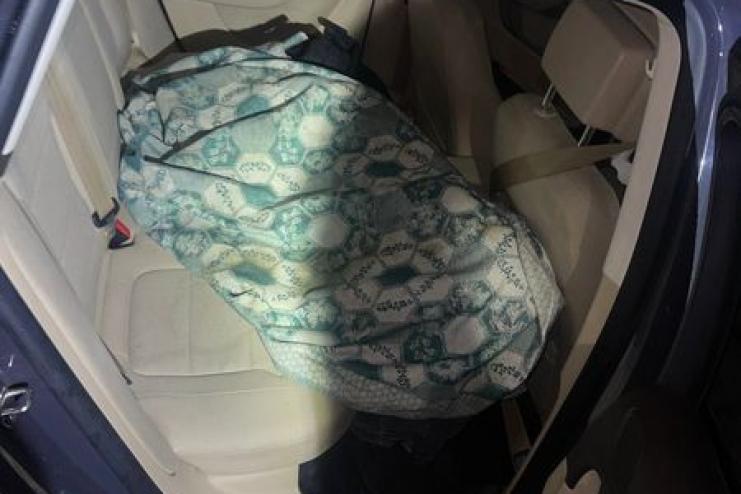 Під час огляду автомобіля на кордоні з Угорщиною прикордонники виявили військовозобов’язаного, який ховався під ковдрою