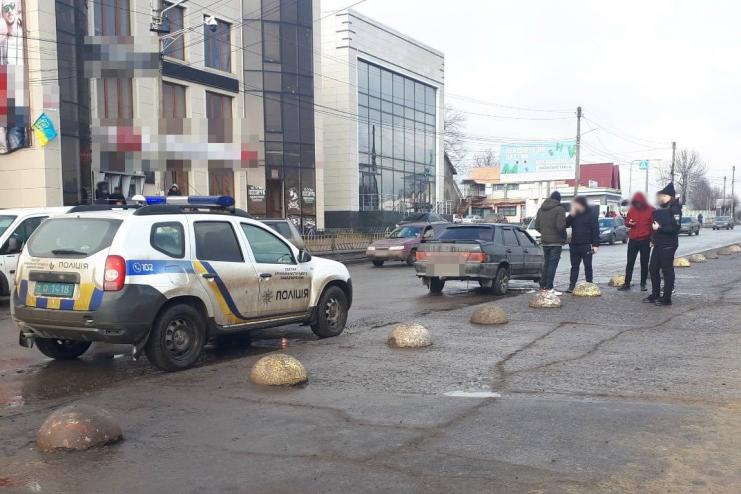 На Одещині водій ВАЗу збив на пішохідному переході двох людей (відео)