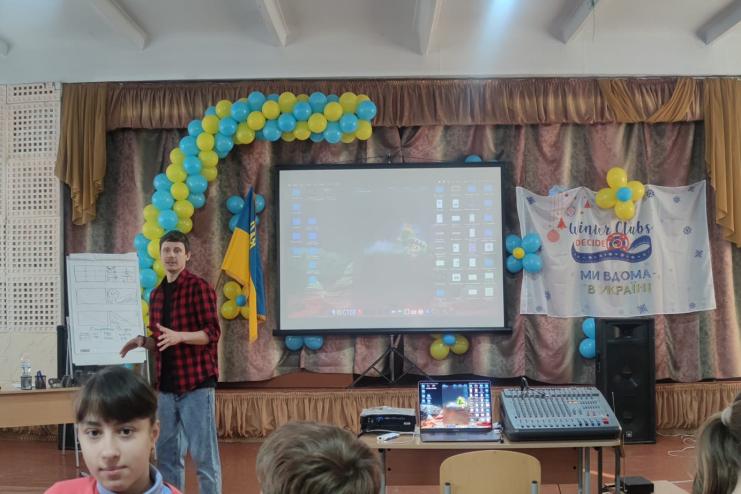DECIDE продовжує дивувати: в рамках Швейцарсько-українського проєкту для кілійський школярів провели тренінг з основ відеозйомки і монтажу