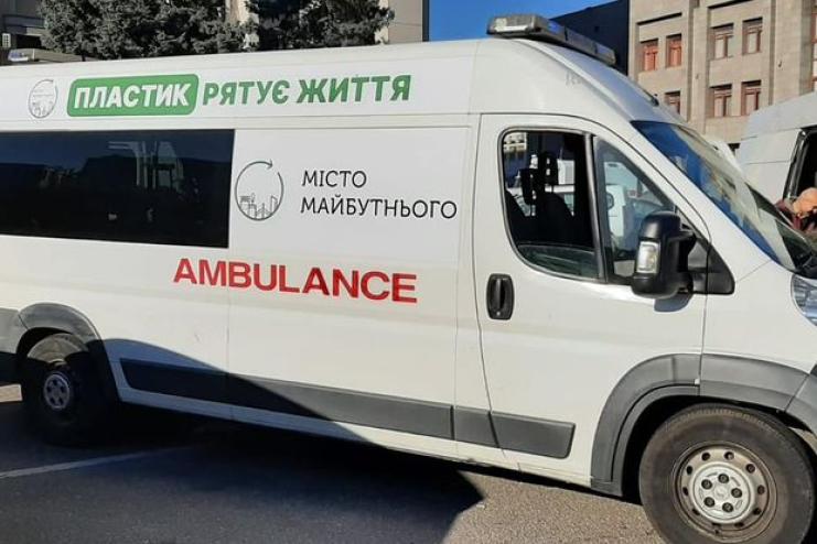Одеські волонтери зібрали 5,5 млн шт пластикових кришечок і, на вилучені кошти, купили реанімобіль 