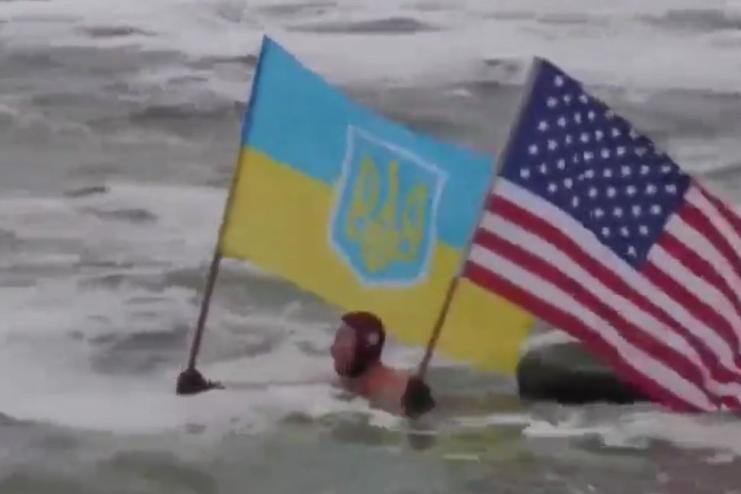 На честь Дня Соборності ізмаїльчанин влаштував заплив із прапорами у штормовому морі Одеси
