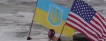 На честь Дня Соборності ізмаїльчанин влаштував заплив із прапорами у штормовому морі Одеси