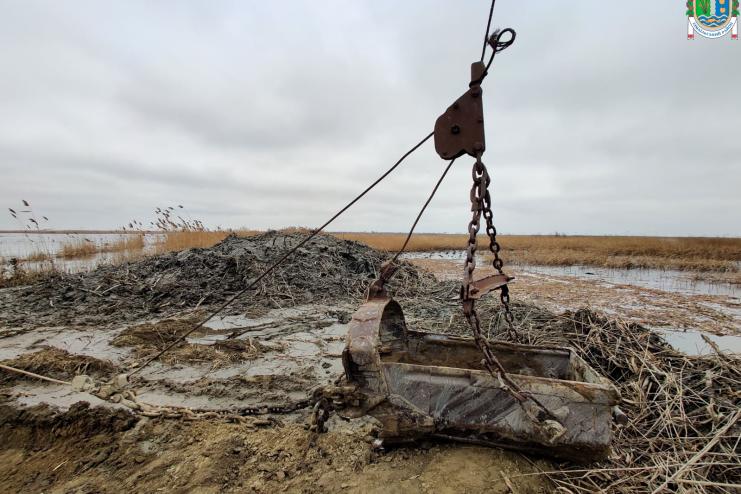 Запобігатиме пожежам: у Вилківській громаді розчищують канал в плавнях