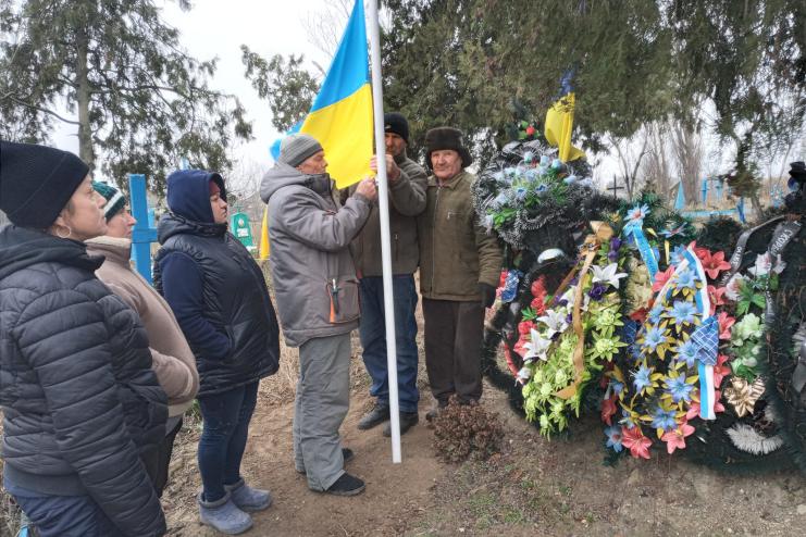 У Кілійській громаді в місцях поховання військовослужбовців встановлюють флагштоки з державним прапором