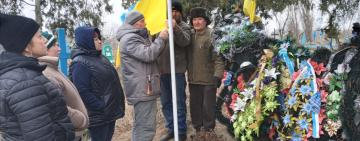 У Кілійській громаді в місцях поховання військовослужбовців встановлюють флагштоки з державним прапором