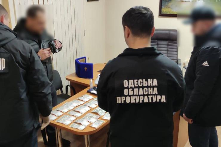 На Одещині затримано поліцейського, який збирав “данину” з підприємців