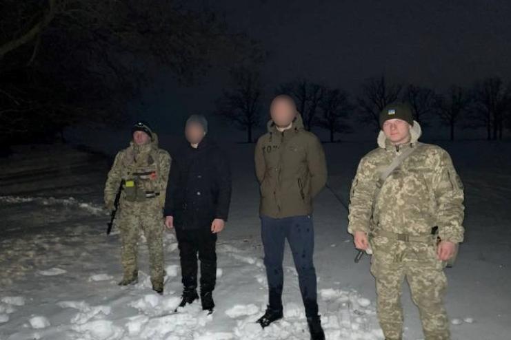 Бігли через засніжені поля до Молдови: в Болградському районі затримано порушників кордону