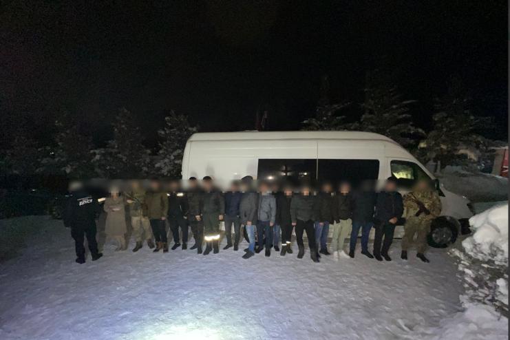 Нещаслива тринадцятка: прикордонники затримали два мікроавтобуси з ухилянтами, які планували перетнути кордон з Румунією