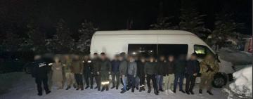 Нещаслива тринадцятка: прикордонники затримали два мікроавтобуси з ухилянтами, які планували перетнути кордон з Румунією