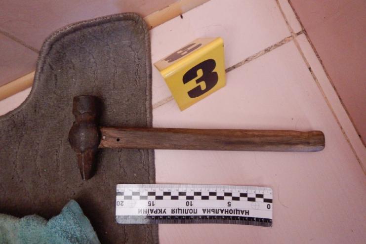 На Одещині чоловік накинувся на сплячу дружину з молотком: від смерті жінку врятувала донька