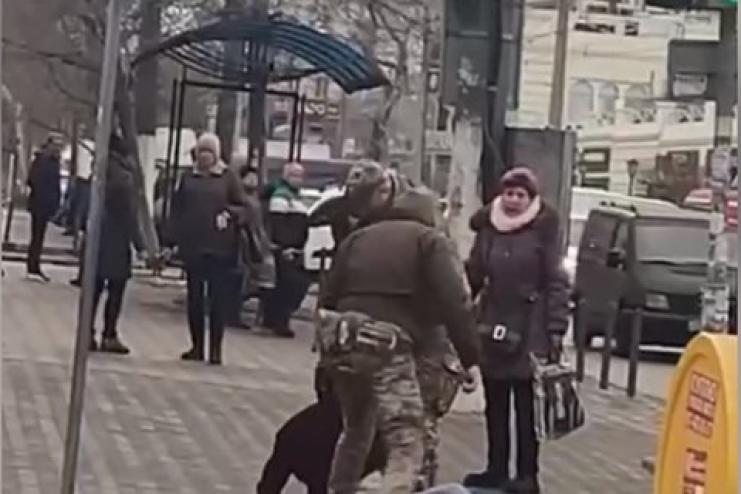 ВСП притягнула до дисциплінарної відповідальності військових, які повалили чоловіка на землю, намагаючись вручити повістку в Одесі