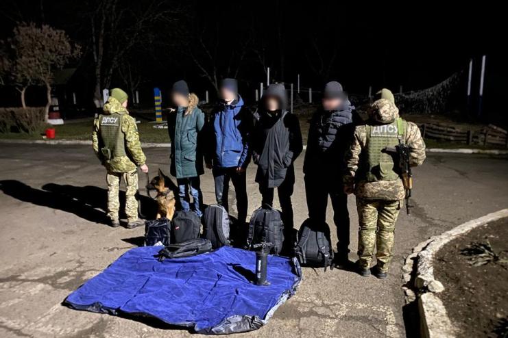 Прикордонники затримали чотирьох відчайдухів, які хотіли переплисти до Румунії на надувному матраці