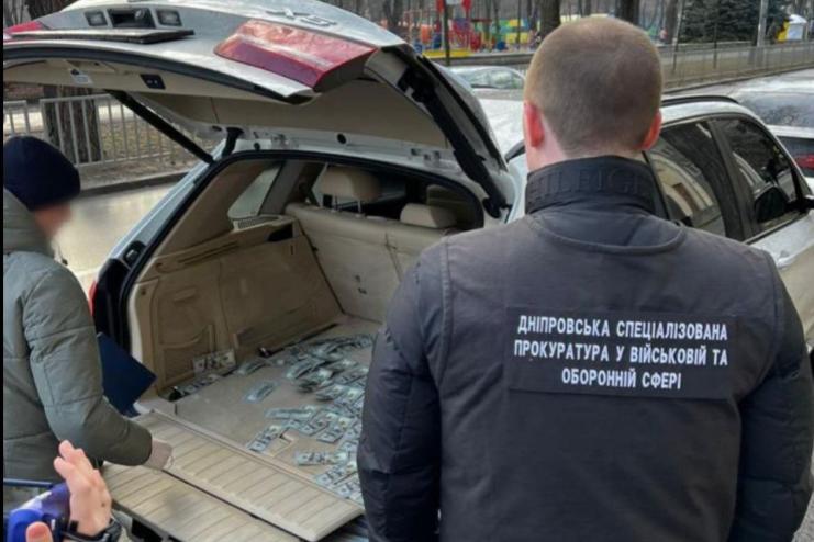 Начальник відділення персоналу штабу військової частини намагався дати 10 тис. дол. хабаря слідчому, - прокуратура