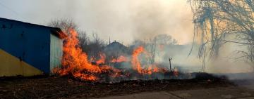 В Кілії пильність сусідів та професійна робота ДСНС допомогли врятувати будинок та магазин від вогню