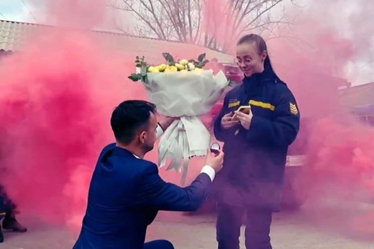 Люди ми тільки тоді, як дуже сильно любимо: неймовірна історія кохання і освідчення двох рятувальників Одещини (відео)