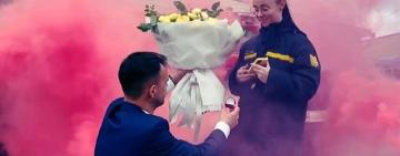 Люди ми тільки тоді, як дуже сильно любимо: неймовірна історія кохання і освідчення двох рятувальників Одещини (відео)