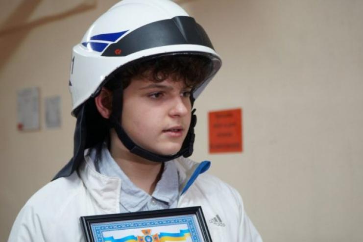 Рятувальники нагородили 13-річного школяра за допомогу постраждалим після удару по будинку у Дніпрі