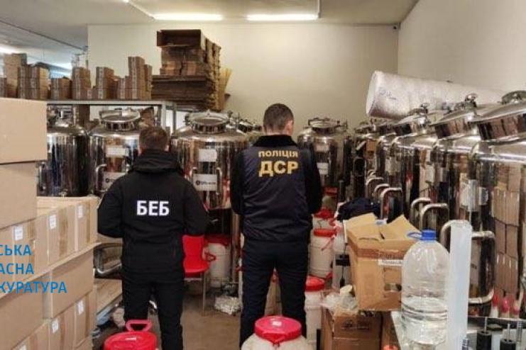 ВИЛУЧЕНО ТОВАРУ НА ПОНАД 100 МЛН ГРН: на Одещині припинено підпільне виробництво парфумерії відомих світових брендів 