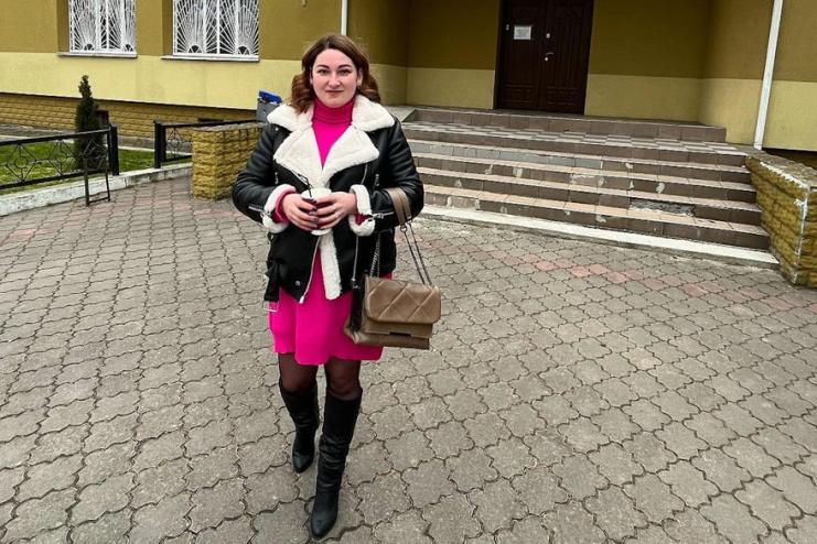 Вихователька дитсадка, яку звільнили за фото в купальнику, вдруге виграла суд