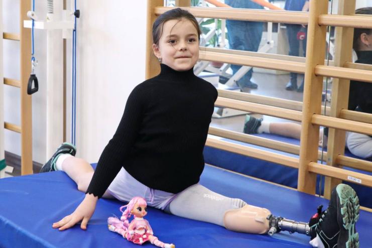 Маленька, але незламна дівчинка з Затоки, що втратила ногу під час ракетного обстрілу, повертається до тренувань 