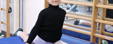 Маленька, але незламна дівчинка з Затоки, що втратила ногу під час ракетного обстрілу, повертається до тренувань 