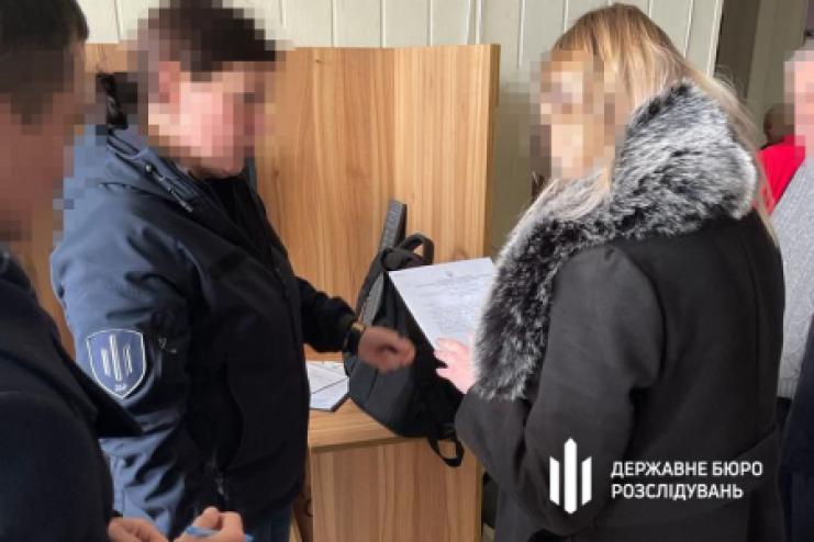 ПРИВЛАСНИЛА МАЙЖЕ 6000 ДОЛ США З РЕЧОВИХ ДОКАЗІВ – НА ОДЕЩИНІ ВИКРИТО ПОЛІЦЕЙСЬКУ