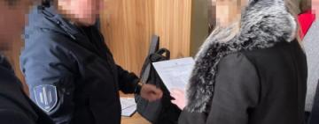 ПРИВЛАСНИЛА МАЙЖЕ 6000 ДОЛ США З РЕЧОВИХ ДОКАЗІВ – НА ОДЕЩИНІ ВИКРИТО ПОЛІЦЕЙСЬКУ