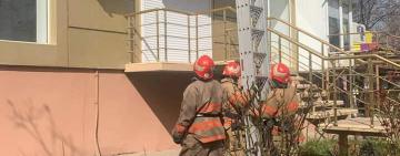 Чорноморські рятувальники зняли хлопчика з кондиціонеру