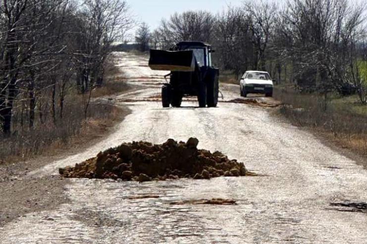 Згуртувались і зробили: на Одещині жителі села самостійно відремонтували дорогу одразу в декількох напрямках 