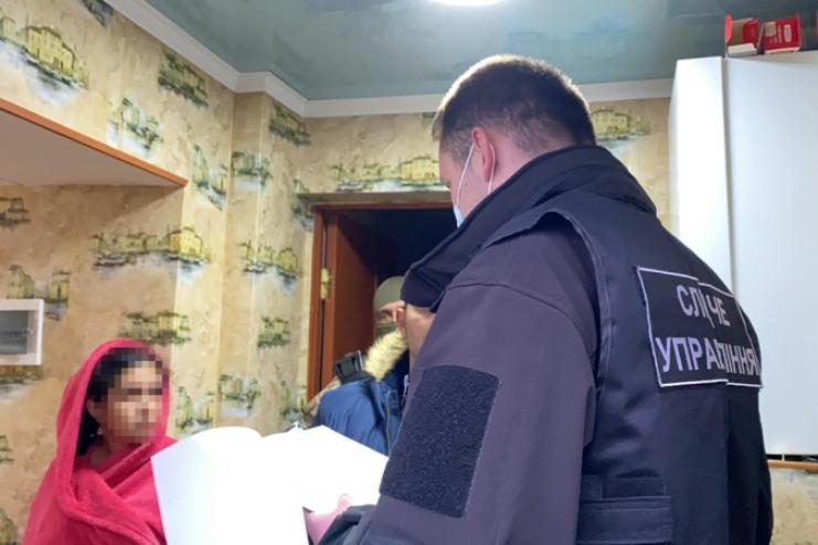 Виманювали до чужої країни, примушували отримати статус біженця та відбирали отримані кошті: на Одещині судитимуть злочинне угрупування