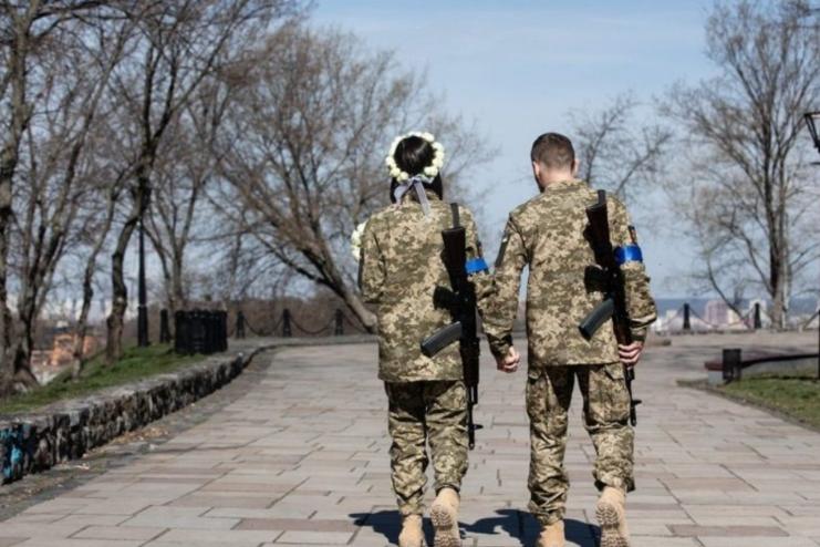 21 березня Верховна Рада України ухвалила закон, який дозволяє воїнам України безплатно зберігати свої репродуктивні клітини у кріобанках