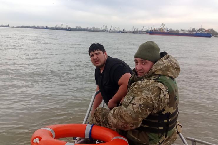 НА ДУНАЇ ПЕРЕКИНУВСЯ РУМУНСЬКИЙ ЧОВЕН: ПРИКОРДОННИКИ ВРЯТУВАЛИ ЖИТТЯ ЙОГО КЕРМУВАЛЬНИКА